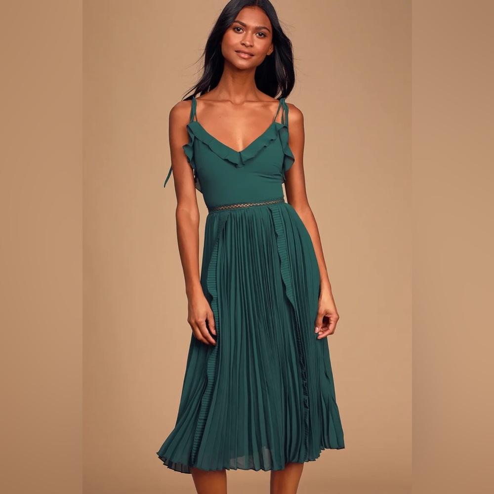 Lulu’s Green Pleated Midi Dress